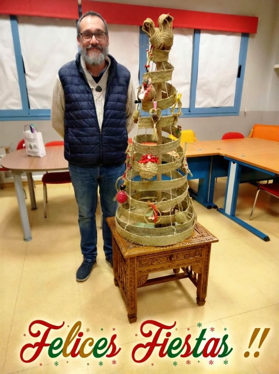 JMS junto al pino de esparto en Esparto Ibero IA, felicitando las fiestas.